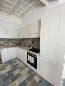 Kuchyň nebo kuchyňský kout v ubytování La FINESTRA SUL LAGO DI BOLSENA