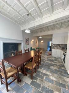 - une cuisine et une salle à manger avec une table et des chaises dans l'établissement La FINESTRA SUL LAGO DI BOLSENA, à Marta