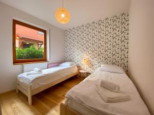 מיטה או מיטות בחדר ב-Apartament Sielankowy z tarasem i grillem - Dream Apart