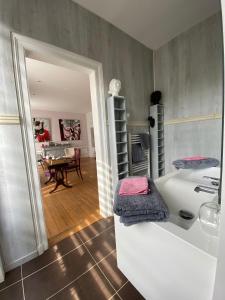 A bathroom at Château de Courmelois Champagne Guest House