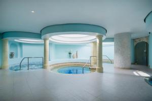 - une grande piscine dans un bâtiment doté d'un plafond dans l'établissement Iberostar Rose Hall Beach, à Montego Bay