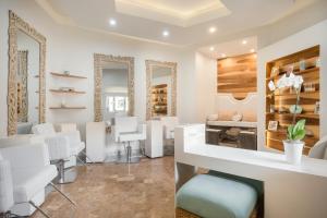 salon fryzjerski z białymi krzesłami i lustrem w obiekcie Iberostar Rose Hall Beach w mieście Montego Bay