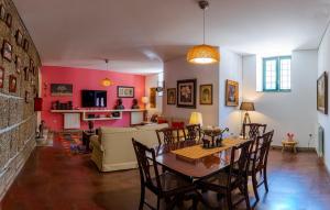 - un salon avec une table, des chaises et un canapé dans l'établissement CTR Guest House, à Guimarães