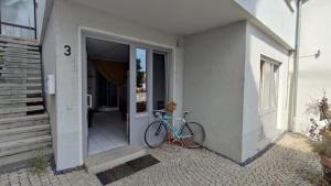 un vélo garé à côté d'un bâtiment avec une porte dans l'établissement Aldingen 2 Zimmer Wohnung, à Aldingen