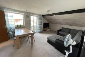 una sala de estar con un sofá y una mesa en Ferienwohnung im Herzen Allgäu, en Altusried