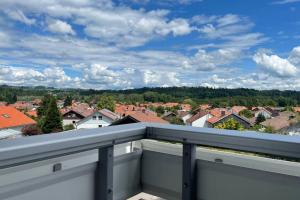 einen Balkon mit Stadtblick in der Unterkunft Ferienwohnung im Herzen Allgäu in Altusried