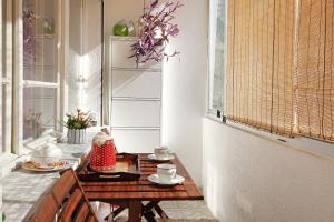 una habitación con una mesa con tazas y platillos en Paradise Starry Suite-City center Belgrade en Belgrado