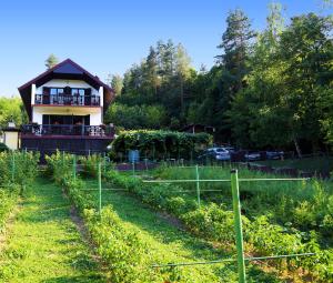uma casa com uma cerca em frente a um jardim em Merak Holiday Home em Visoko