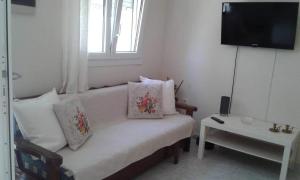 A television and/or entertainment centre at Maria's Little apartment