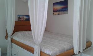 A bed or beds in a room at Maria's Little apartment