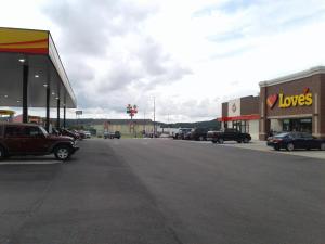 um parque de estacionamento vazio com carros estacionados num concessionário em Quality Inn em Hamilton