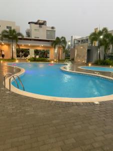 Bazén v ubytování Confortable apartamento de 3 tres habitaciones, con hermosa vista de area verde, ademas de piscinas y juegos infantiles en area recreativa nebo v jeho okolí