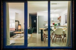a living room and kitchen with a table and chairs at Ferienhaus-Ostseehus in Hohwacht