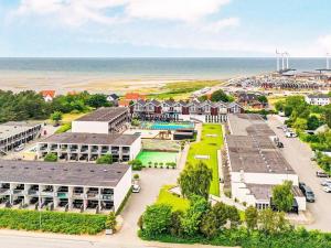 een luchtzicht op een resort naast de oceaan bij 6 person holiday home on a holiday park in Glesborg in Glesborg