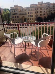 un patio con 2 sillas y una mesa en el balcón en Isabel en Roma