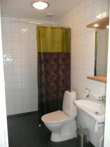 uma casa de banho com um WC e um lavatório em Kullens Bed and Breakfast em Mellby