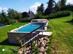 Bazén v ubytování Holiday home in Svahova - Erzgebirge 41640 nebo v jeho okolí