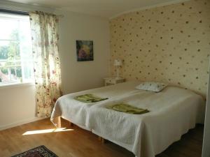 1 dormitorio con cama blanca y ventana en Kullens Bed and Breakfast, en Mellby