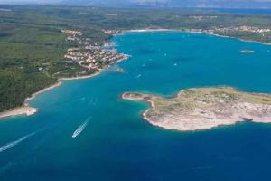 una vista aérea de una isla en el agua en Apartments in Klimno, Dobrinj - Insel Krk 41812, en Klimno