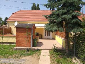 una piccola casa con il tetto rosso di Holiday home in Balatonlelle 41941 a Balatonlelle