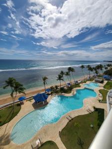 - Vistas aéreas a la piscina del complejo y a la playa en Las Olas by Destinos1a, en Juan Dolio