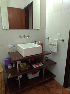 uma casa de banho com um lavatório e um espelho em Spazio Farfalla em Itupeva