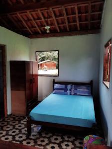 Кровать или кровати в номере Chalés e Camping Taquaral