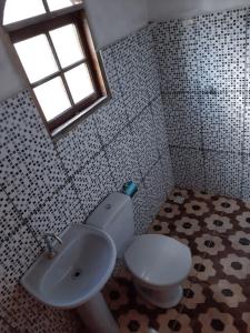 Vonios kambarys apgyvendinimo įstaigoje Chalés e Camping Taquaral