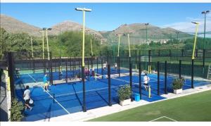 Tenis a/nebo squash v ubytování Federico 70 Zaffiro Luxury nebo okolí