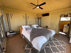 sypialnia z łóżkiem i wentylatorem sufitowym w obiekcie Eco-suites with scenic views & walking trails w mieście Morgan