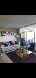 un soggiorno con un divano e un tavolino da caffè di Algarrobo, Laguna bahí­a departamento 1303 & 302 ad Algarrobo