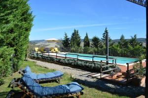 einen Pool mit 2 Lounges und einem Pool in der Unterkunft Villa with swimming pool - air conditioning - Siena - 10 people - Tuscany crete in Asciano
