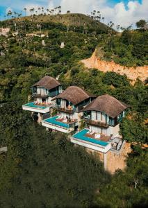 eine Luftansicht einer Villa auf einem Hügel in der Unterkunft Plataran Komodo Resort & Spa - CHSE Certified in Labuan Bajo