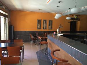 Reštaurácia alebo iné gastronomické zariadenie v ubytovaní Hostal Eden