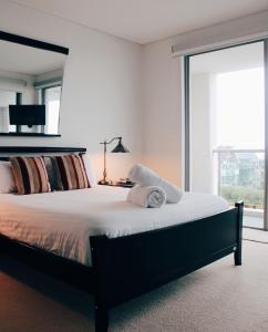 A bed or beds in a room at Mandurah Magic Penthouse.
