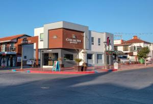 un coin rue avec un magasin dans une rue de la ville dans l'établissement Hotel Casa del Sol, à Ensenada