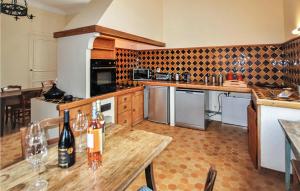 Η κουζίνα ή μικρή κουζίνα στο 7 Bedroom Nice Home In Apt