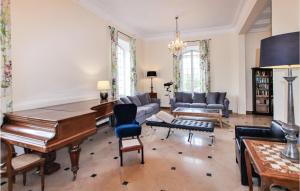 Μια τηλεόραση ή/και κέντρο ψυχαγωγίας στο 7 Bedroom Nice Home In Apt