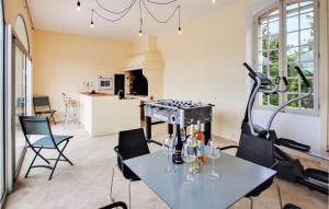 Μια τηλεόραση ή/και κέντρο ψυχαγωγίας στο 7 Bedroom Nice Home In Apt +37 φωτογραφίες