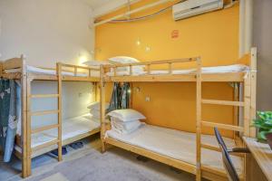 Ein Etagenbett oder Etagenbetten in einem Zimmer der Unterkunft Harbin Hash International Youth Hostel Harbin West Station