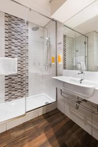 Ванна кімната в Premier Inn Dubai Ibn Battuta Mall