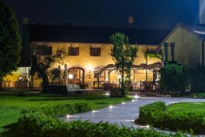 a house at night with lights in the yard at La Posa degli Agri in Legnaro