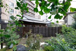 um jardim com uma cerca de madeira em frente a um edifício em HACDAI / Vacation STAY 55047 em Beppu