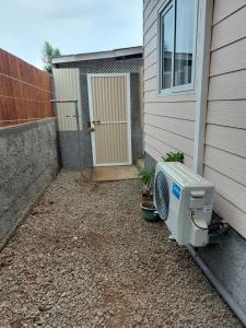 uma casa com um aquecedor ao lado de uma porta em BUNGALOW PAMATAI Em Faaa