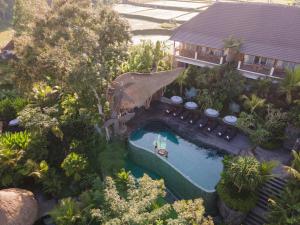 una vista aérea de una piscina en un complejo en The Sun of Granary Resort and Villas, en Ubud
