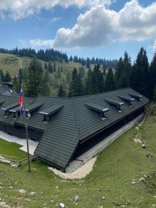 um edifício com um monte de painéis solares sobre ele em Pr Kopač Krvavec em Cerklje na Gorenjskem