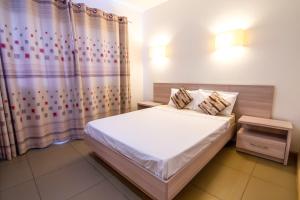 A bed or beds in a room at Two Bedroom Apartment with Garden and Pool Access - Azuri Village, Roches Noires