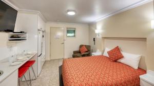 a hotel room with a bed and a kitchen at Motel Carnarvon in Roma