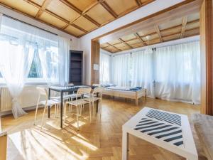 een woonkamer met een tafel en stoelen bij House Managers - Vintage Sopot in Sopot