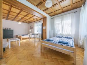 - une chambre avec deux lits et une salle à manger avec une table dans l'établissement House Managers - Vintage Sopot, à Sopot